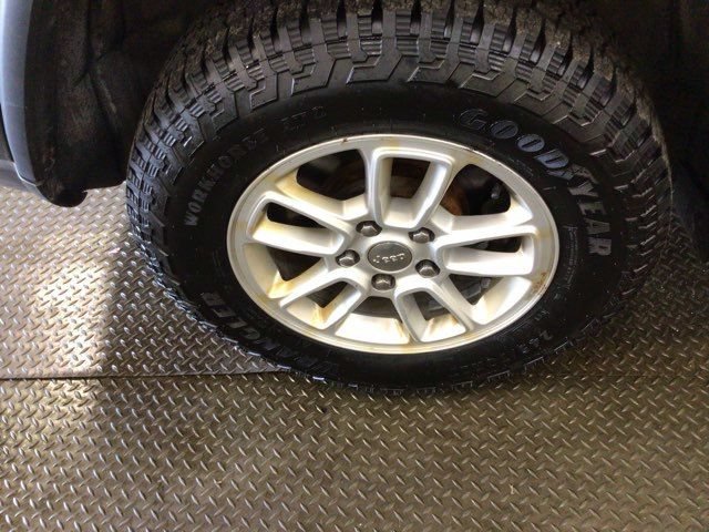 Used 2019 Jeep Grand Cherokee Laredo AWD/4WD image 30