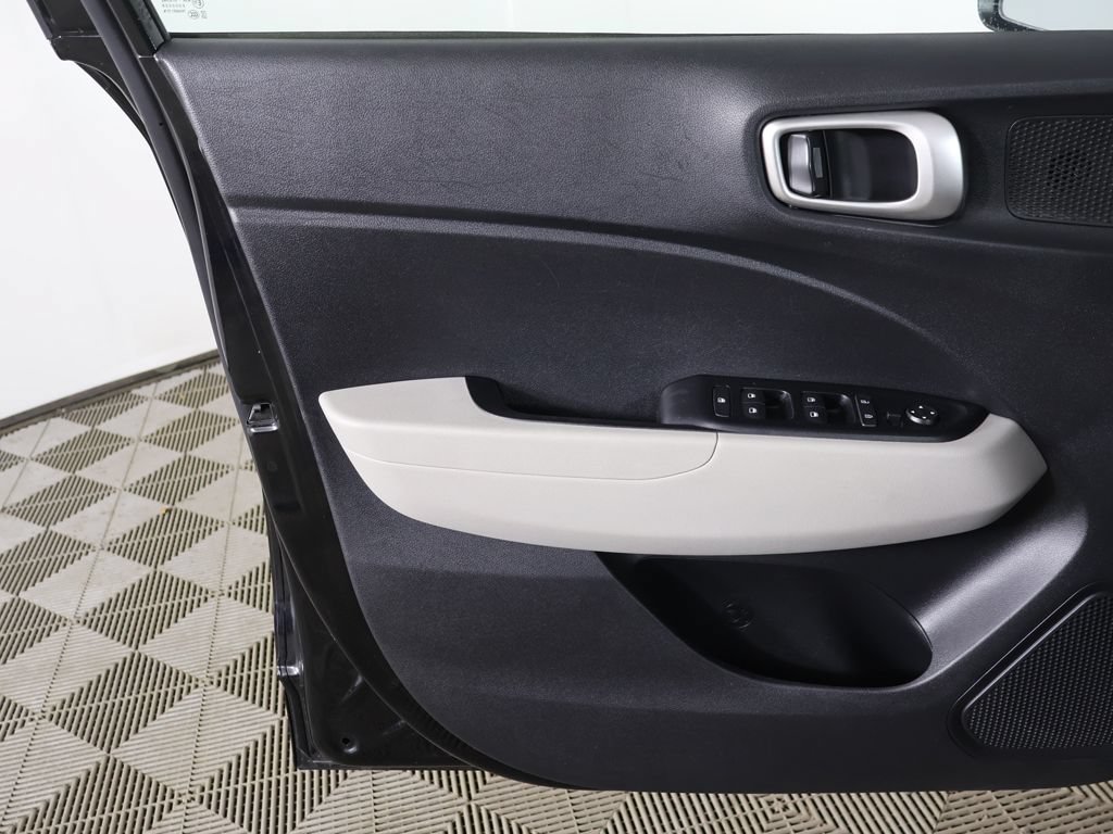 Used 2020 Hyundai Venue SEL FWD image 17