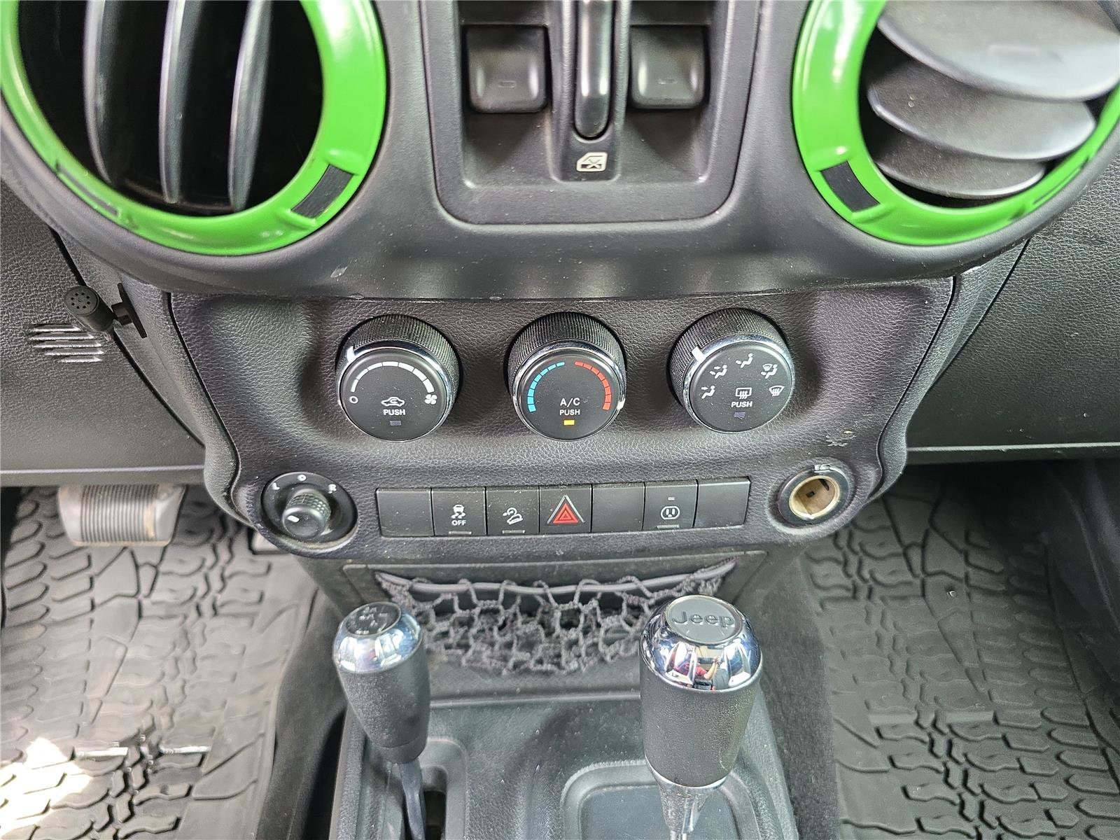 Used 2018 Jeep Wrangler Unlimited Sahara w/ Connectivity Group image 25