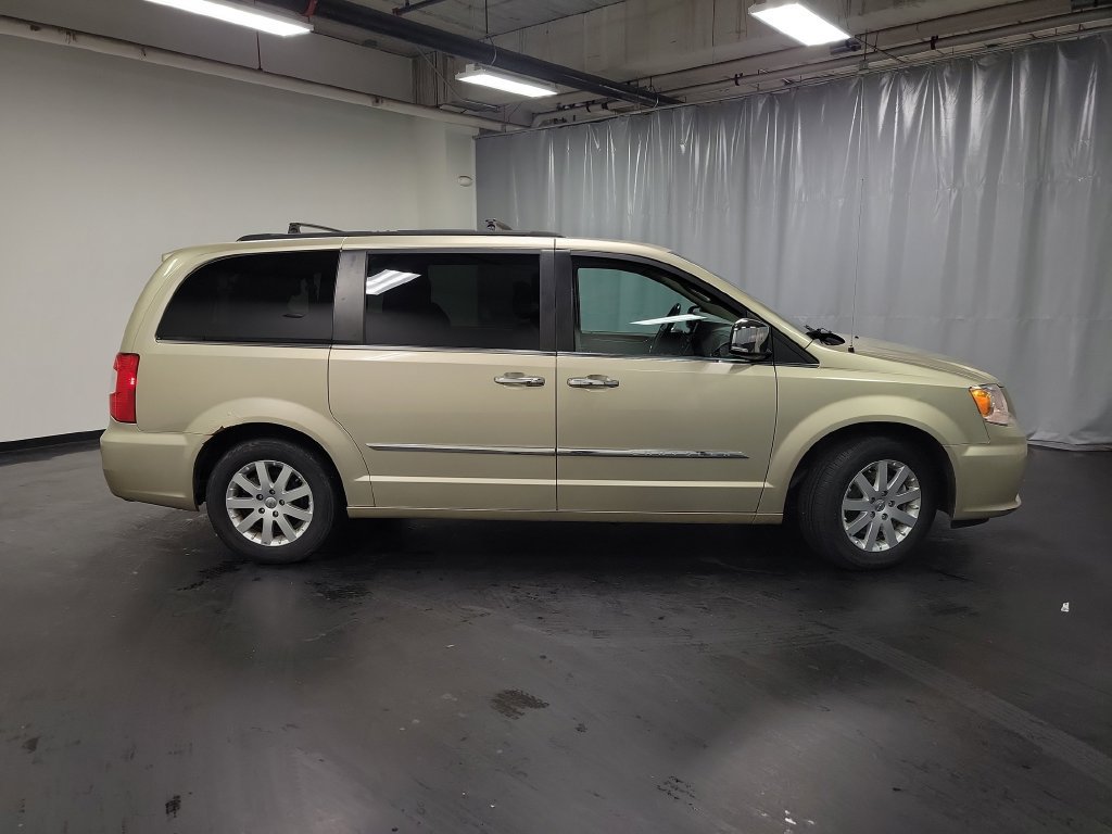 Used 2012 Chrysler Town & Country Touring-L w/ Driver Convenience Group FWD image 10