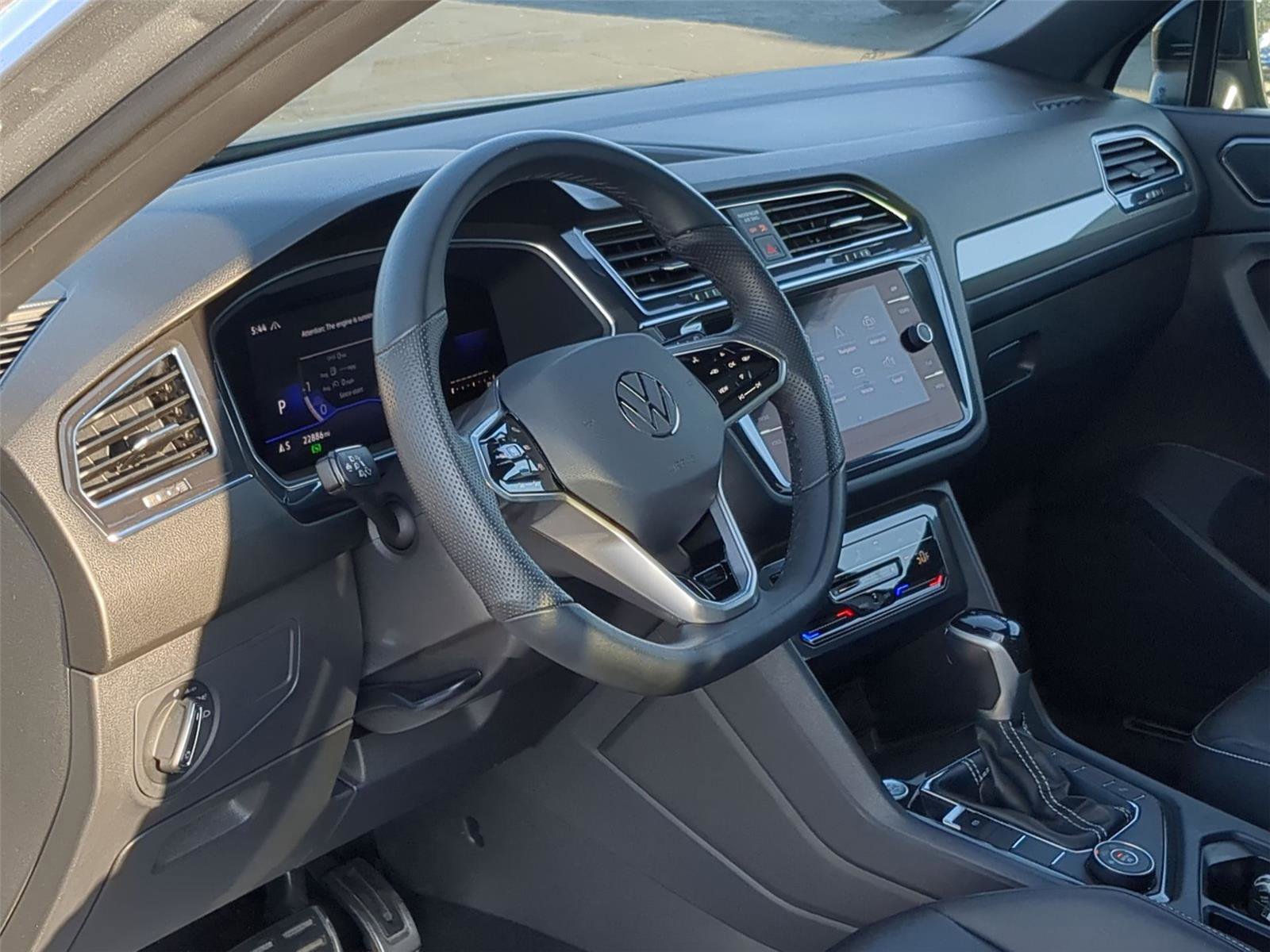 Used 2022 Volkswagen Tiguan SE R-Line image 2