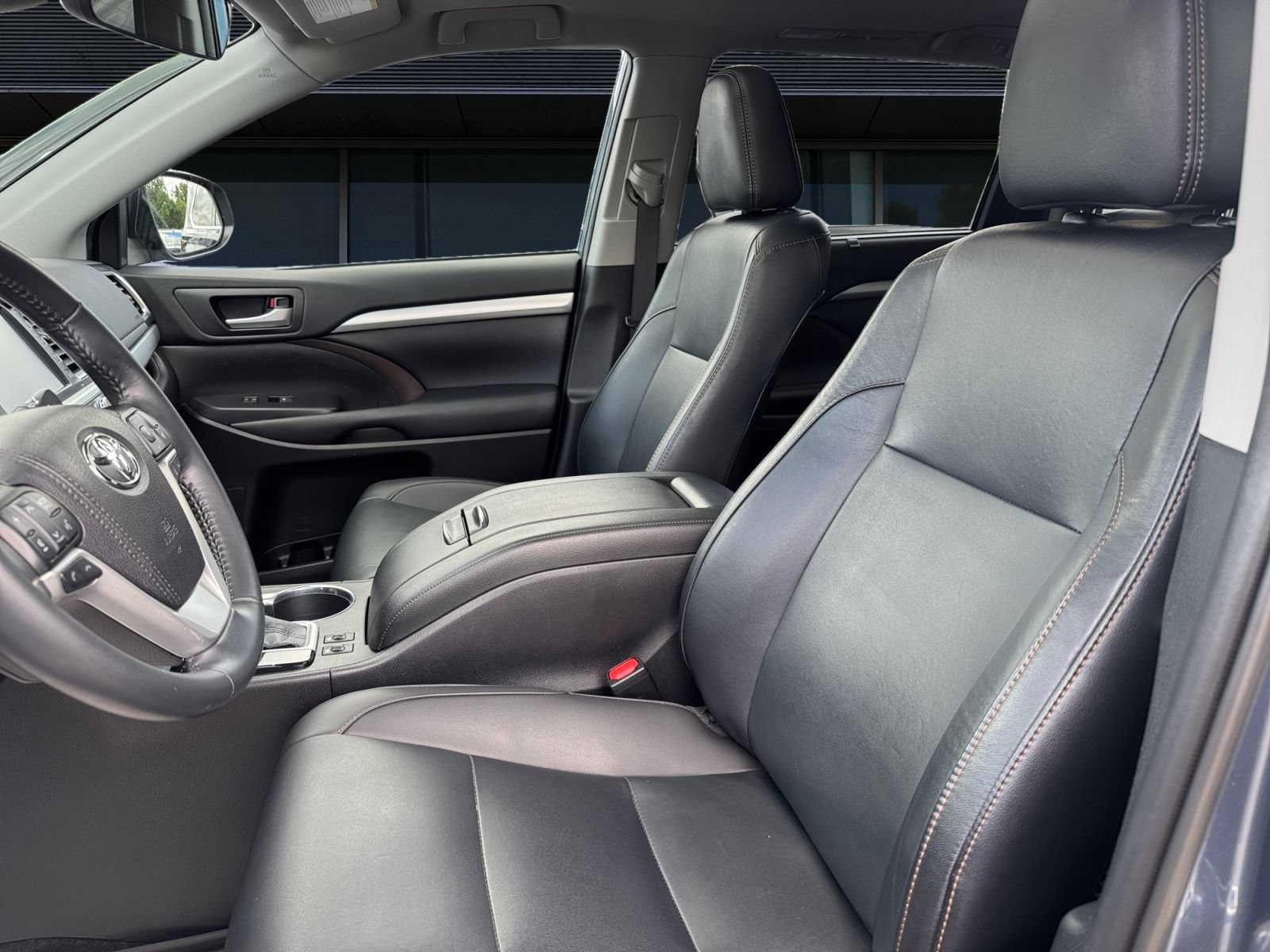 Used 2019 Toyota Highlander XLE AWD/4WD image 2