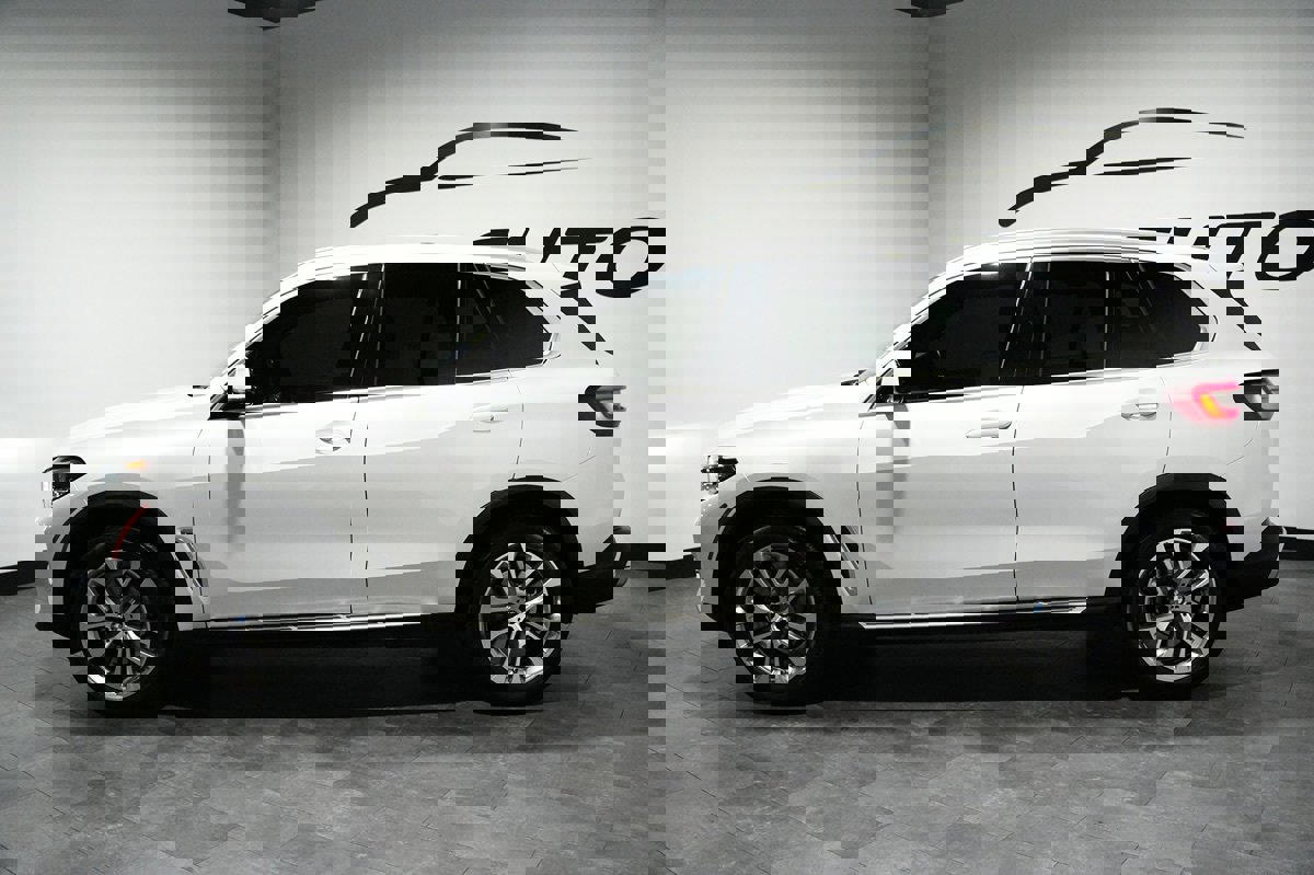 Used 2022 BMW X5 xDrive40i w/ Premium Package image 3