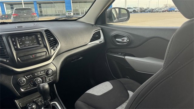 Used 2014 Jeep Cherokee Latitude w/ Comfort/Convenience Group image 16