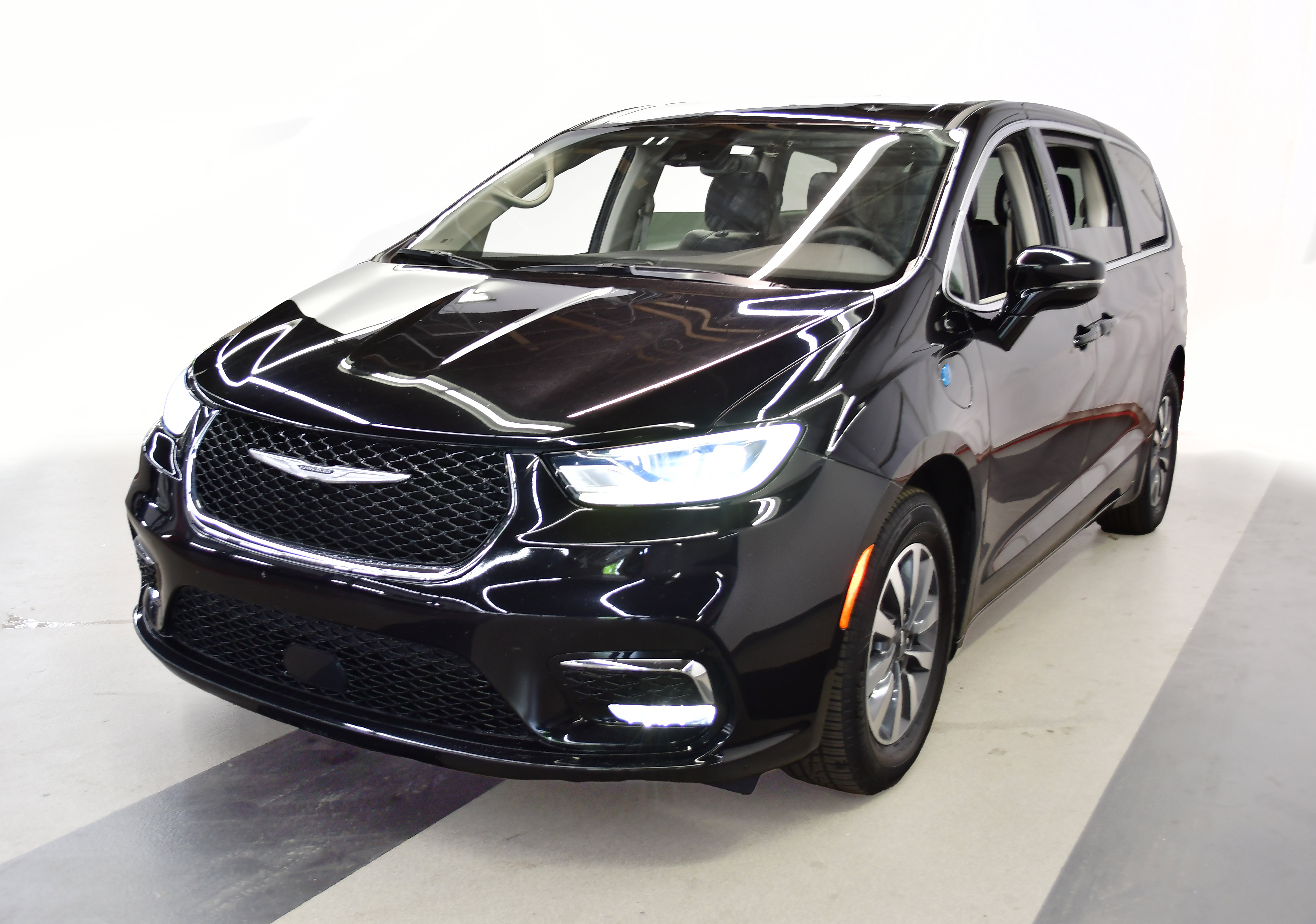 Used 2024 Chrysler Pacifica Limited FWD image 4