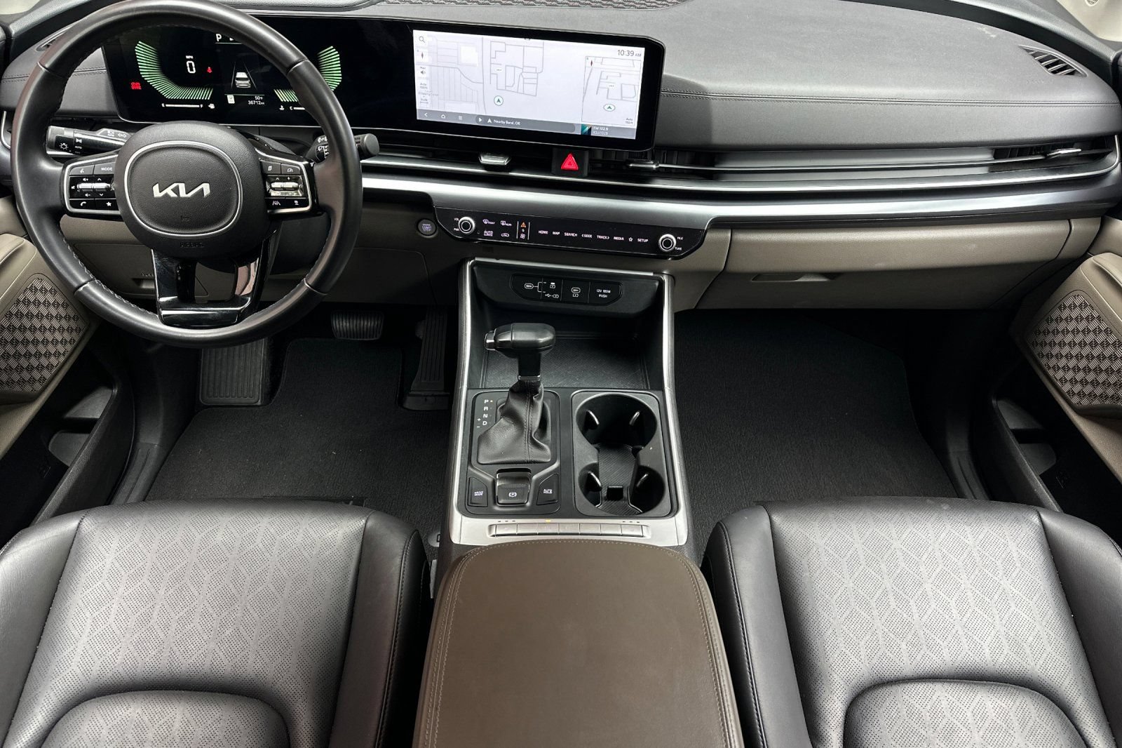 Used 2025 Kia Carnival FWD image 18