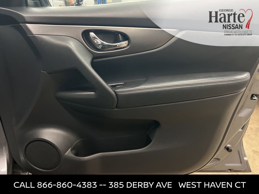 Used 2016 Nissan Rogue SV image 39