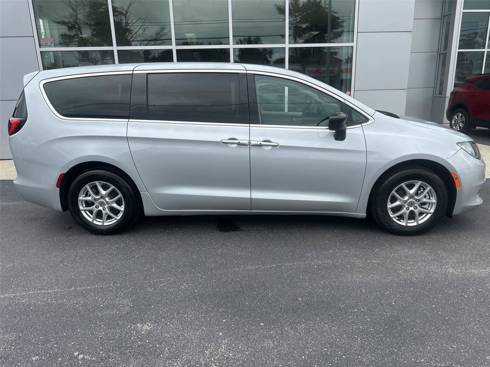 Used 2024 Chrysler Voyager LX FWD image 2