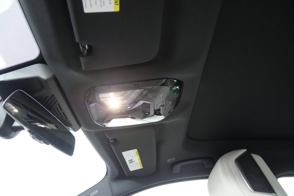 Used 2025 BMW i7 xDrive60 w/ Premium Package image 21