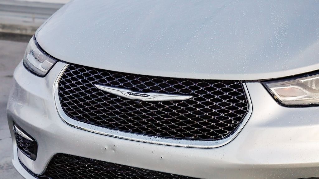 Certified 2024 Chrysler Pacifica Touring-L image 6