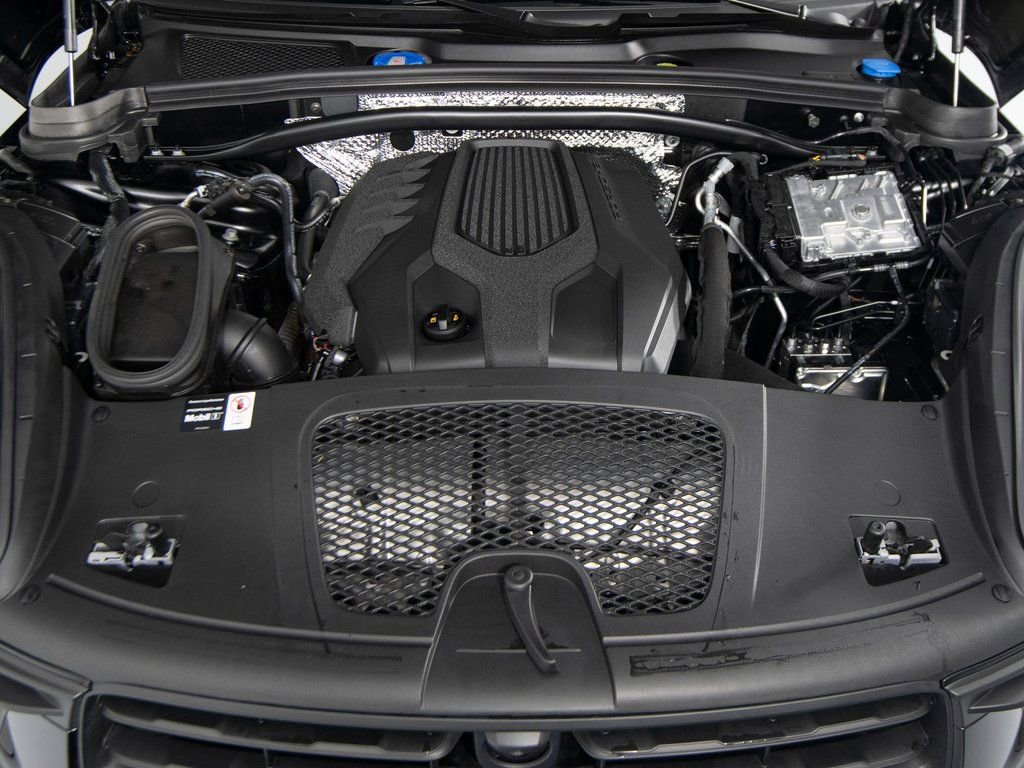 Certified 2025 Porsche Macan image 40