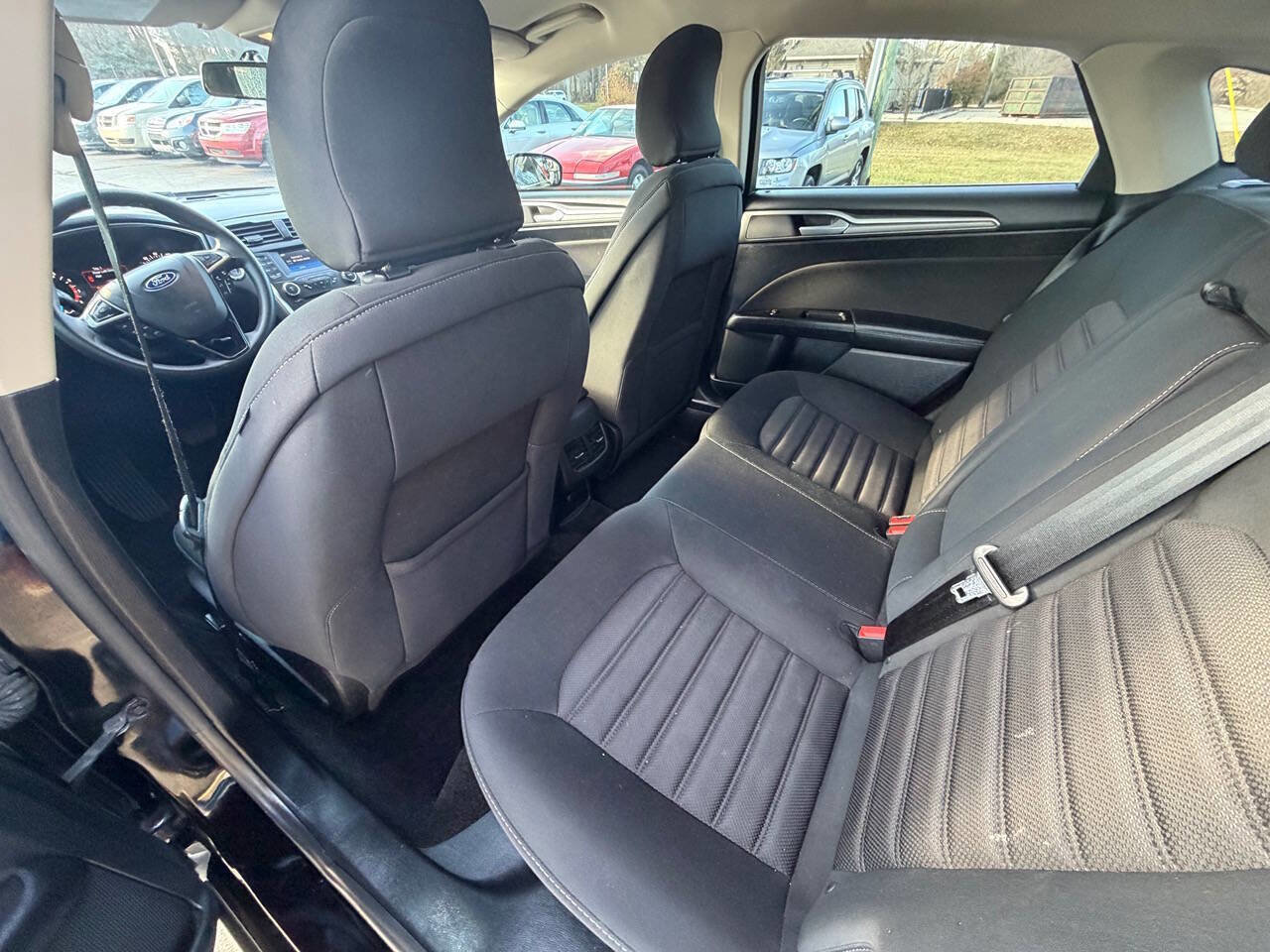 Used 2017 Ford Fusion SE image 11