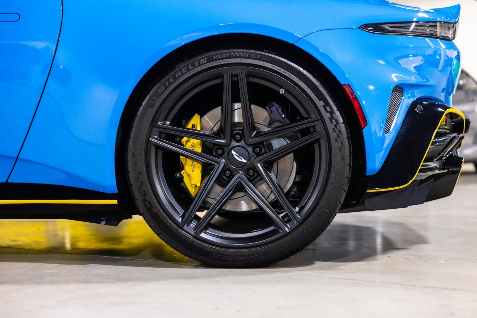 Used 2025 Aston Martin V8 Vantage Coupe image 17