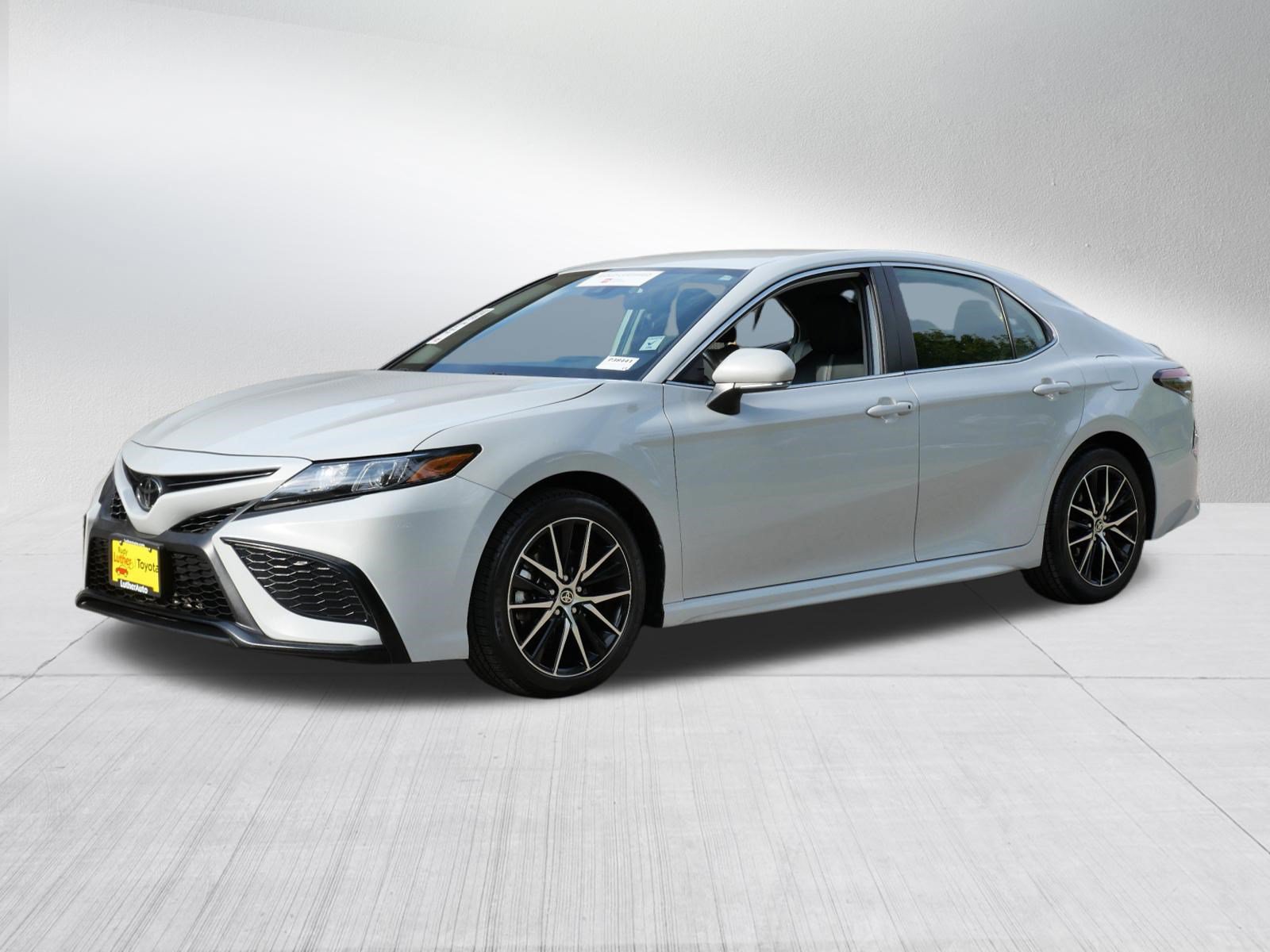 Certified 2024 Toyota Camry SE FWD image 3