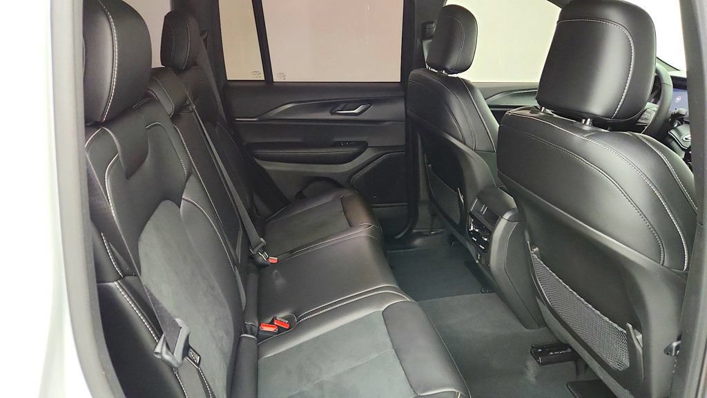 Used 2025 Jeep Grand Cherokee Altitude AWD/4WD image 23