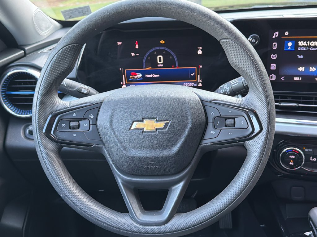 Used 2025 Chevrolet Trax LT FWD image 25