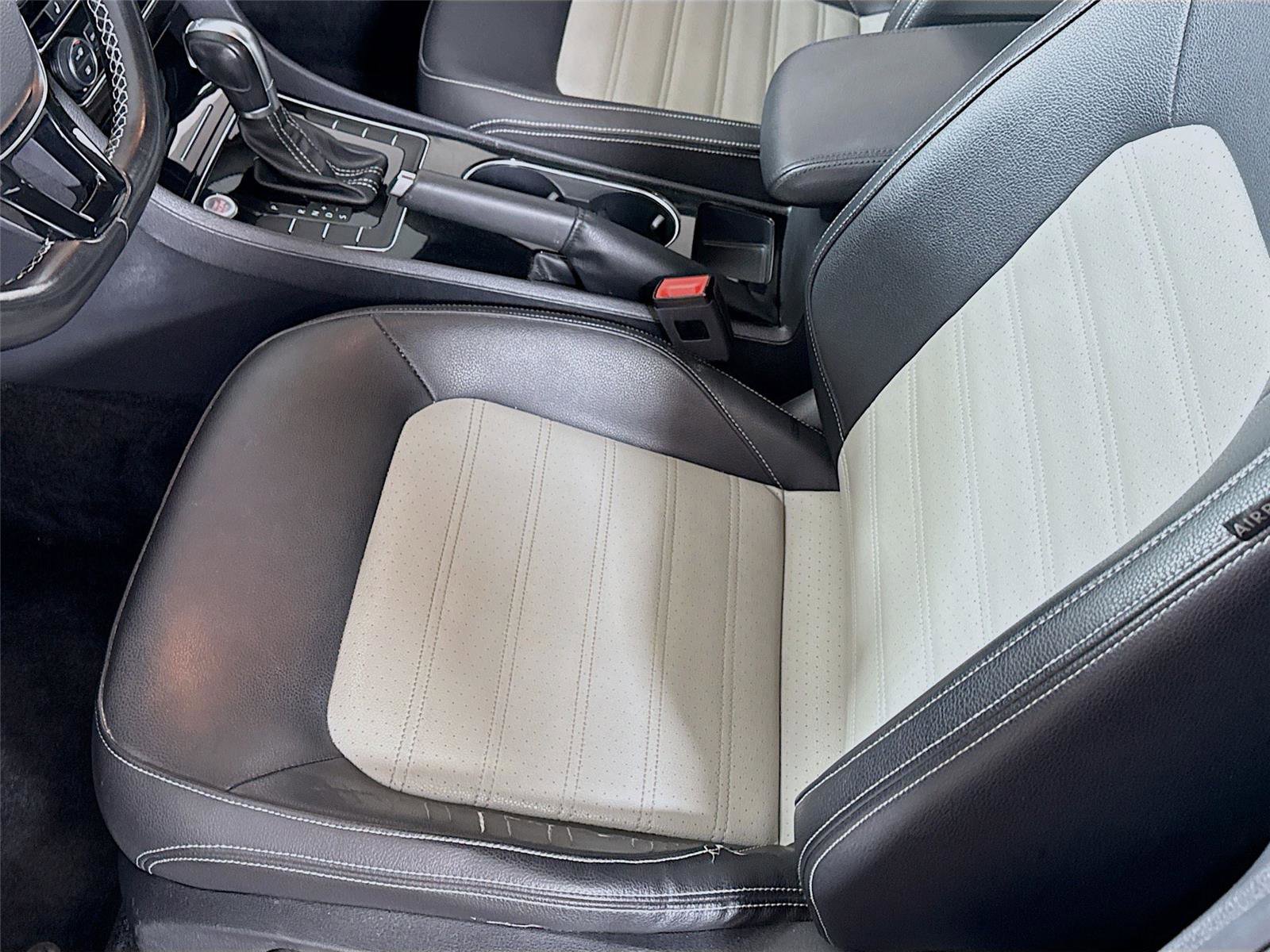 Used 2018 Volkswagen Passat 3.6 image 12