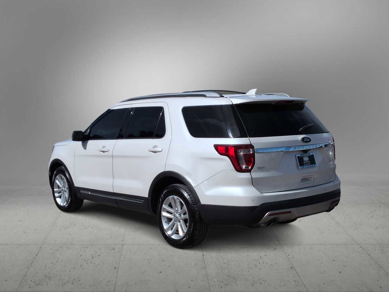 Used 2016 Ford Explorer XLT w/ Equipment Group 202A image 6