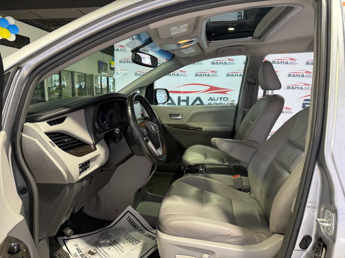 Used 2017 Toyota Sienna XLE w/ XLE Navigation Package AWD/4WD image 32