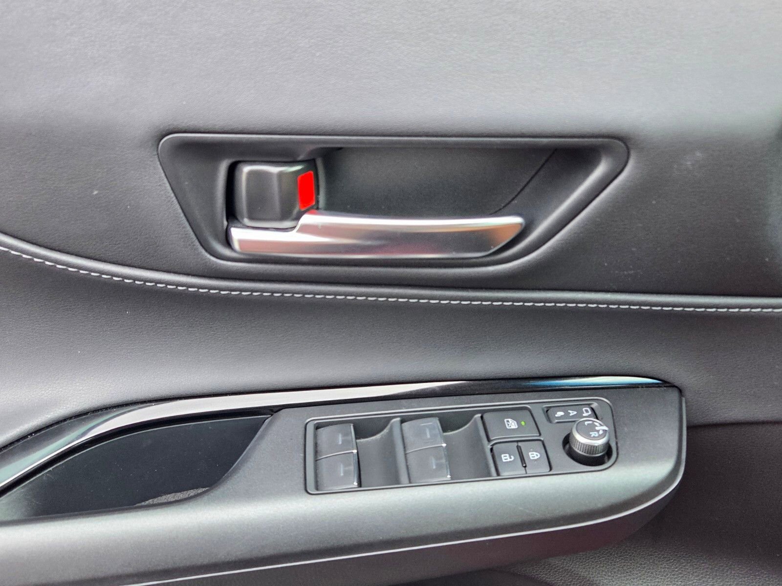 Used 2024 Toyota Venza LE image 31