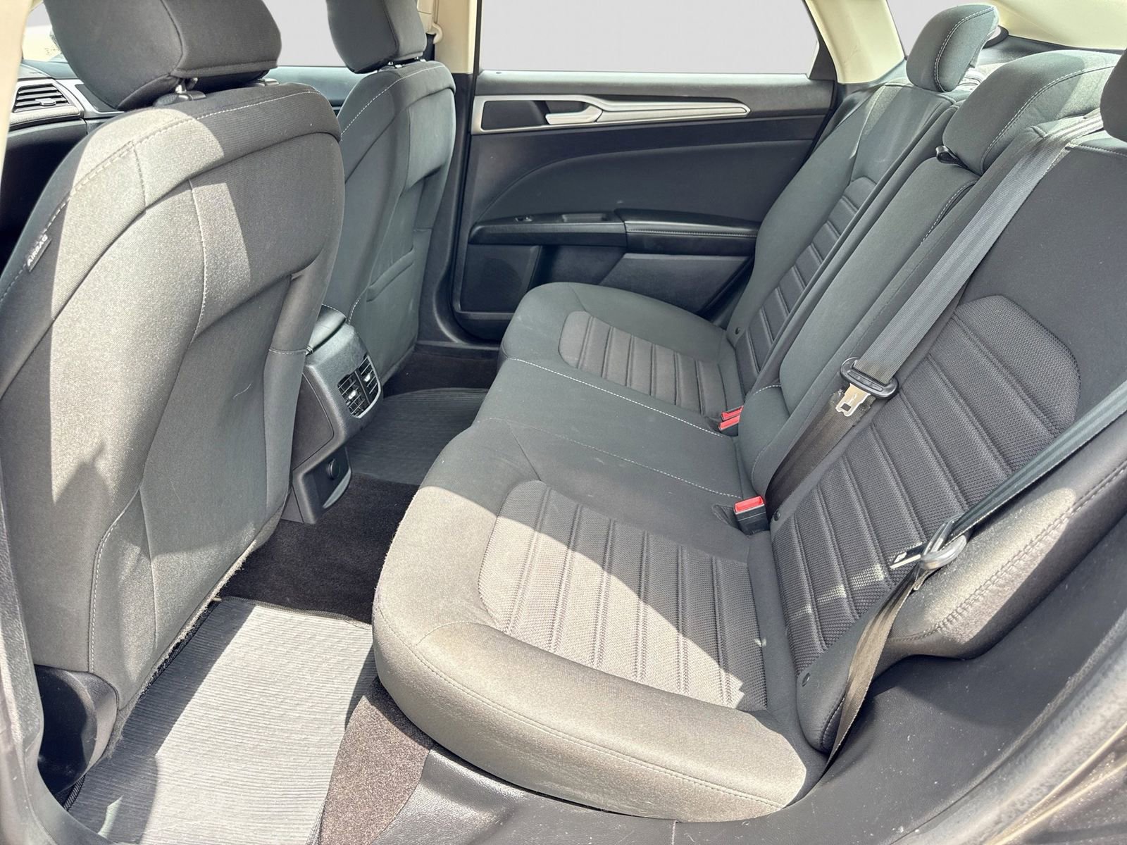 Used 2020 Ford Fusion SE FWD image 21