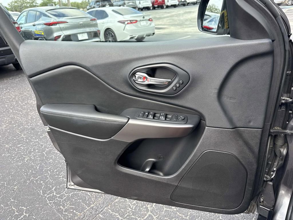 Used 2019 Jeep Cherokee Limited FWD image 18