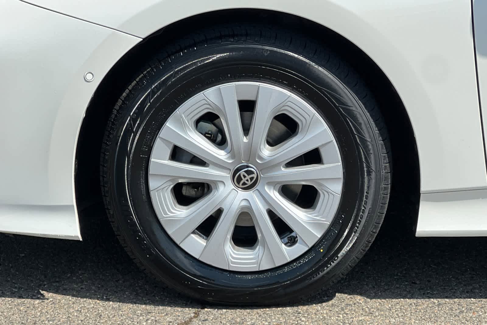 Certified 2019 Toyota Prius LE w/ Carpet Mat Package FWD image 30