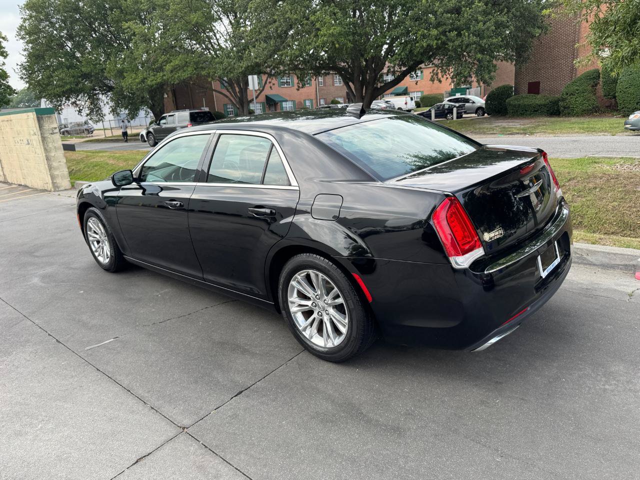 Used 2017 Chrysler 300 Limited RWD image 9