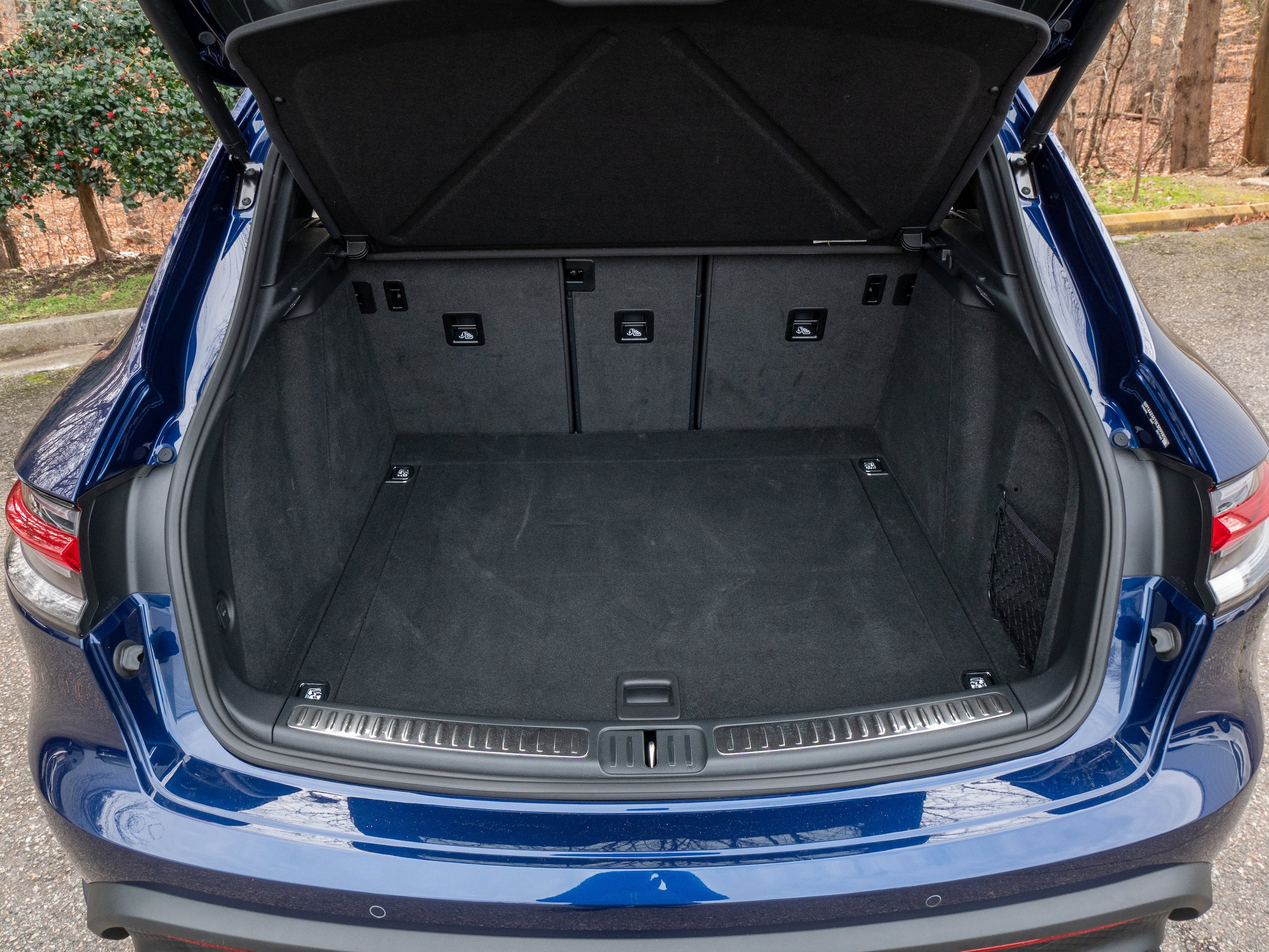 Certified 2025 Porsche Macan AWD/4WD image 43
