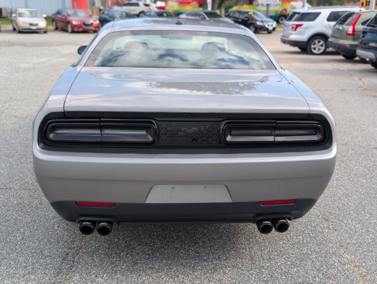 Used 2016 Dodge Challenger SXT RWD image 5