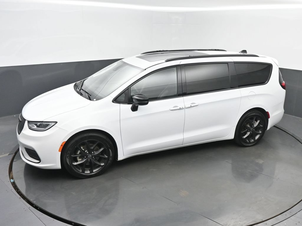 Used 2025 Chrysler Pacifica Limited FWD image 43