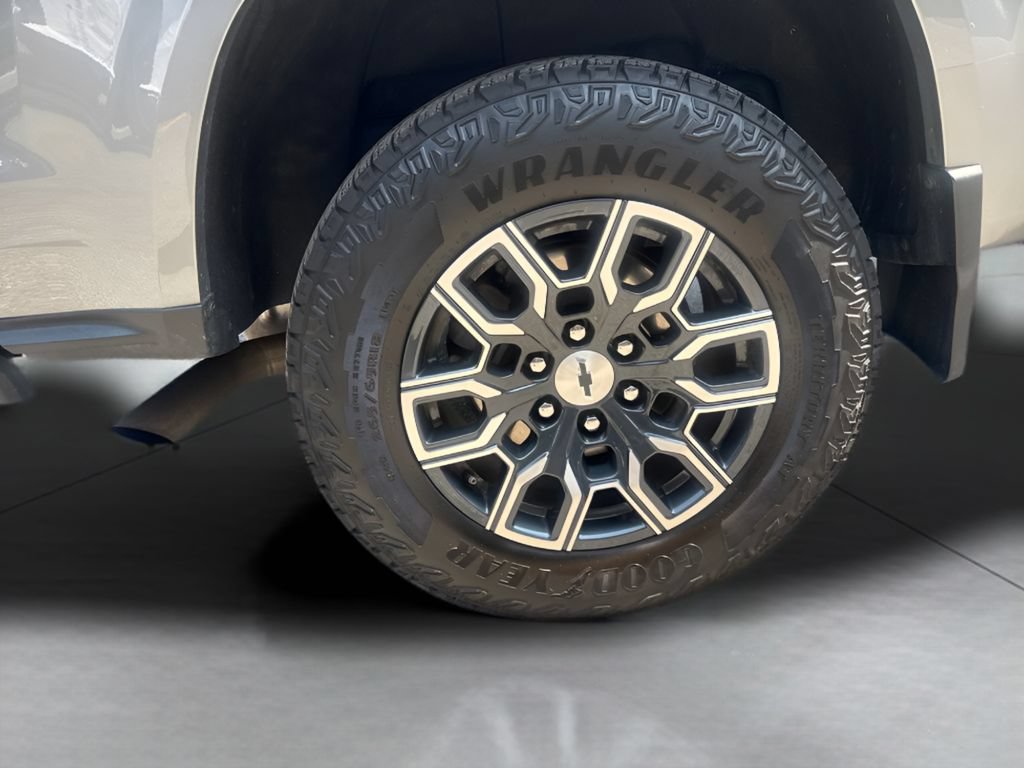 Used 2024 Chevrolet Colorado Z71 w/ Safety Package AWD/4WD image 11