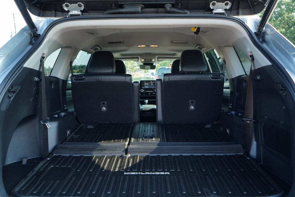 Used 2022 Toyota Highlander XLE FWD image 21