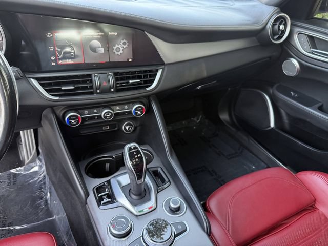 Used 2022 Alfa Romeo Giulia Veloce AWD/4WD image 16