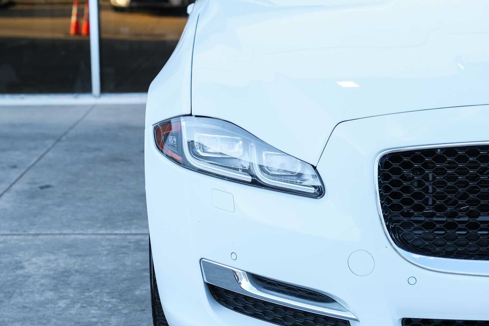 Used 2017 Jaguar XJ R-Sport RWD image 4