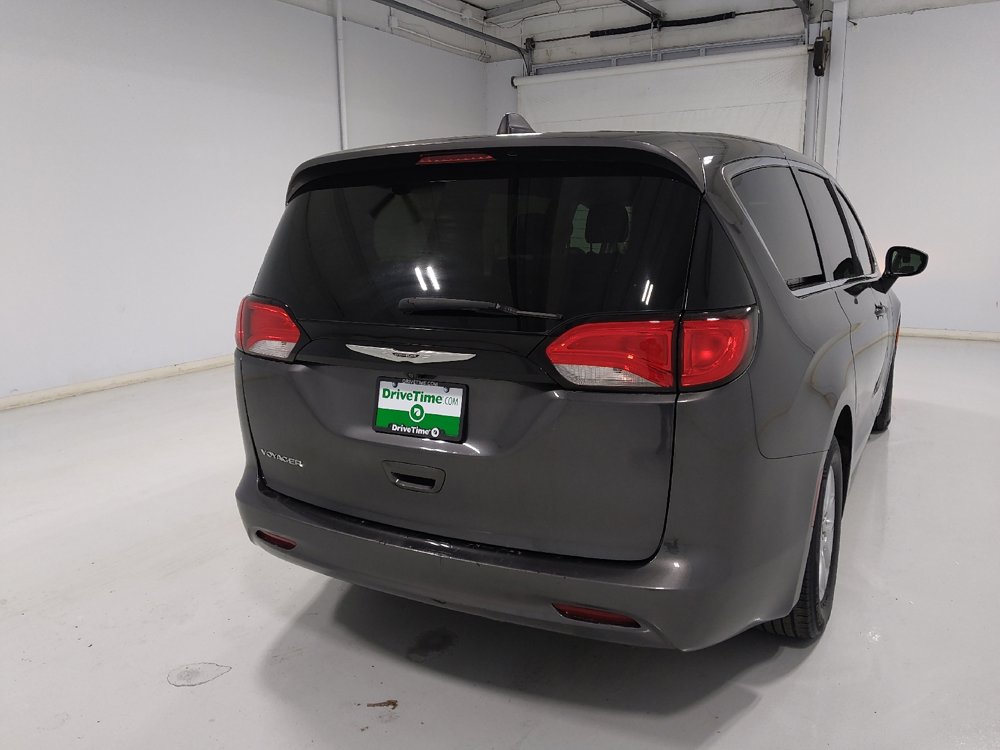 Used 2022 Chrysler Voyager LX image 7