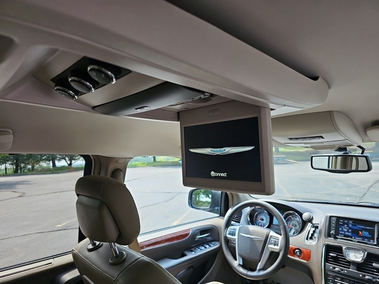 Used 2016 Chrysler Town & Country Touring-L w/ Driver Convenience Group FWD image 19