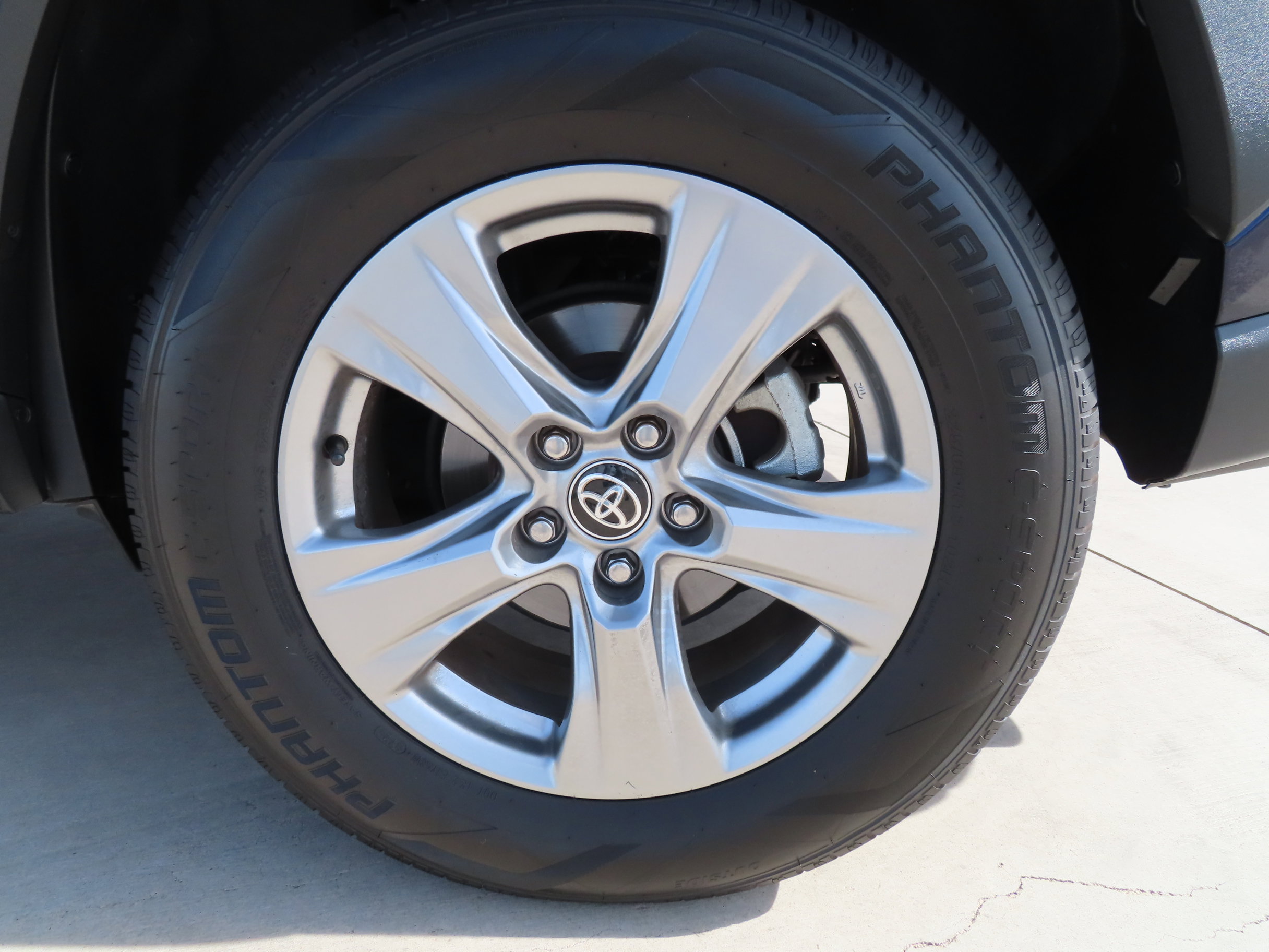 Used 2024 Toyota RAV4 XLE FWD image 4