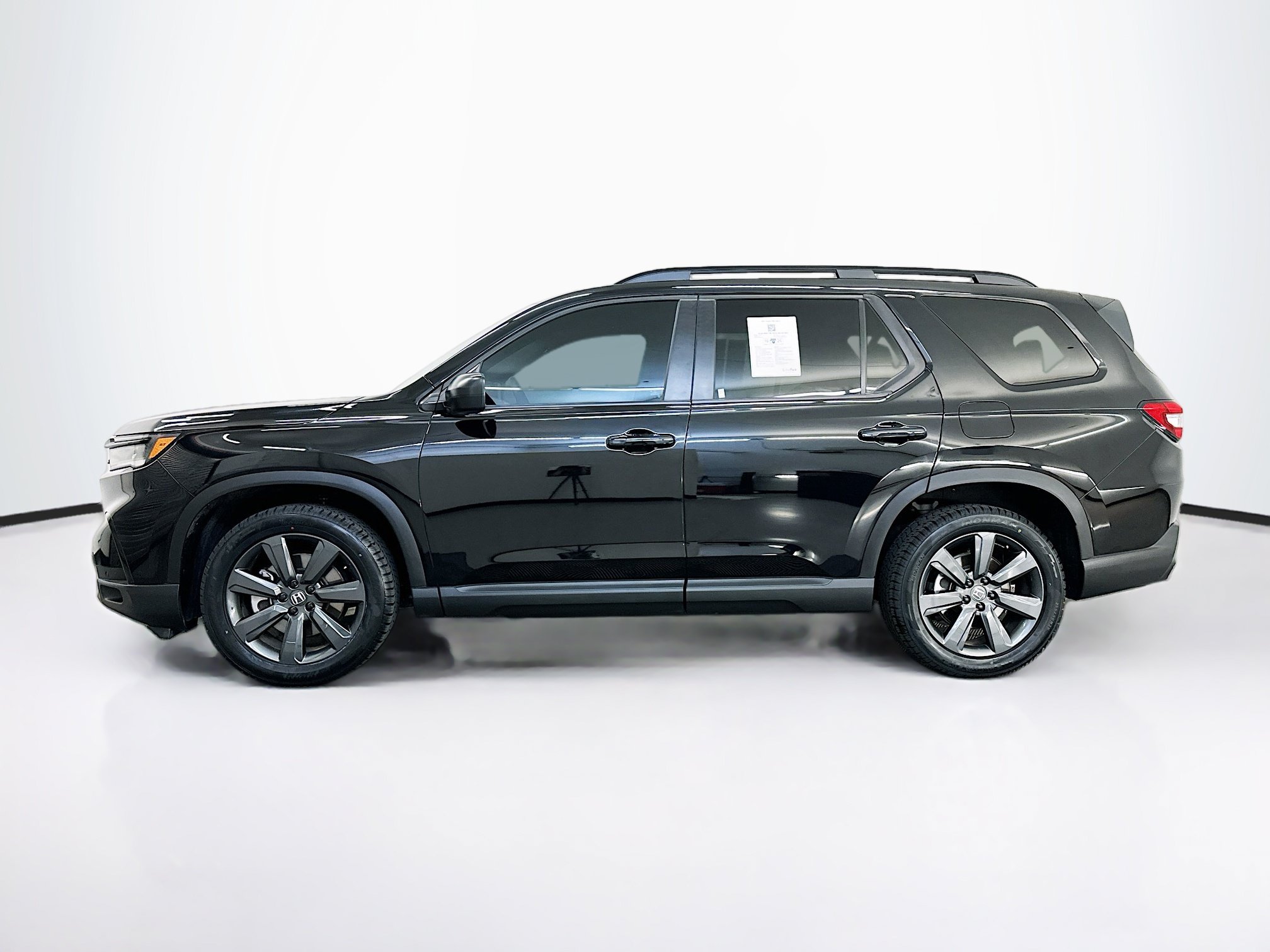 Used 2025 Honda Pilot Sport image 4
