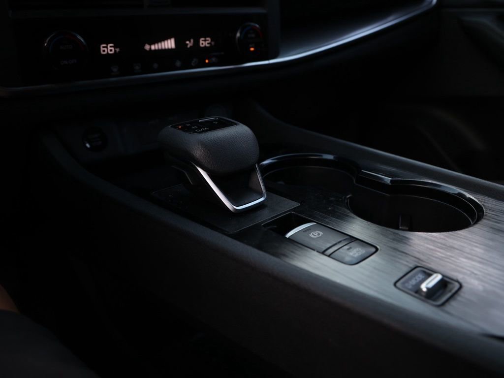 Used 2024 Nissan Rogue SV image 31