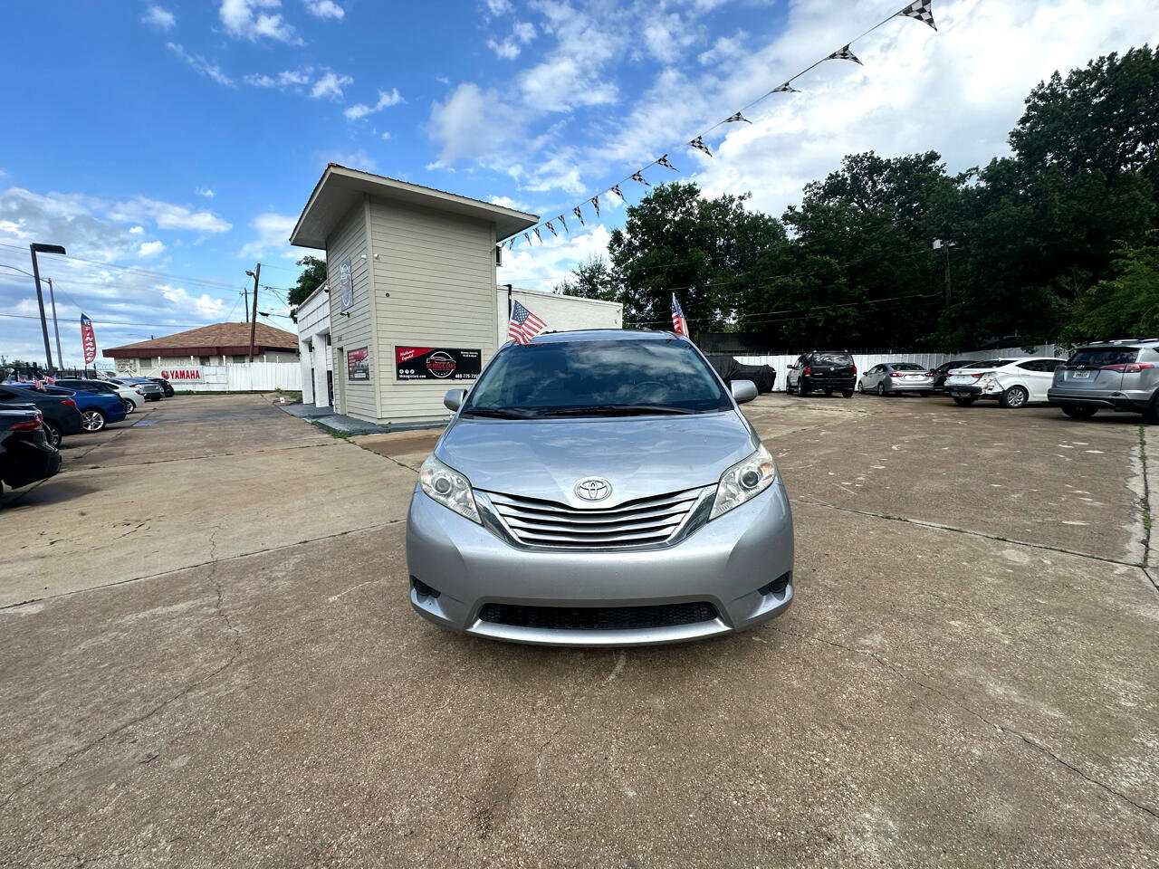 Used 2015 Toyota Sienna LE image 2