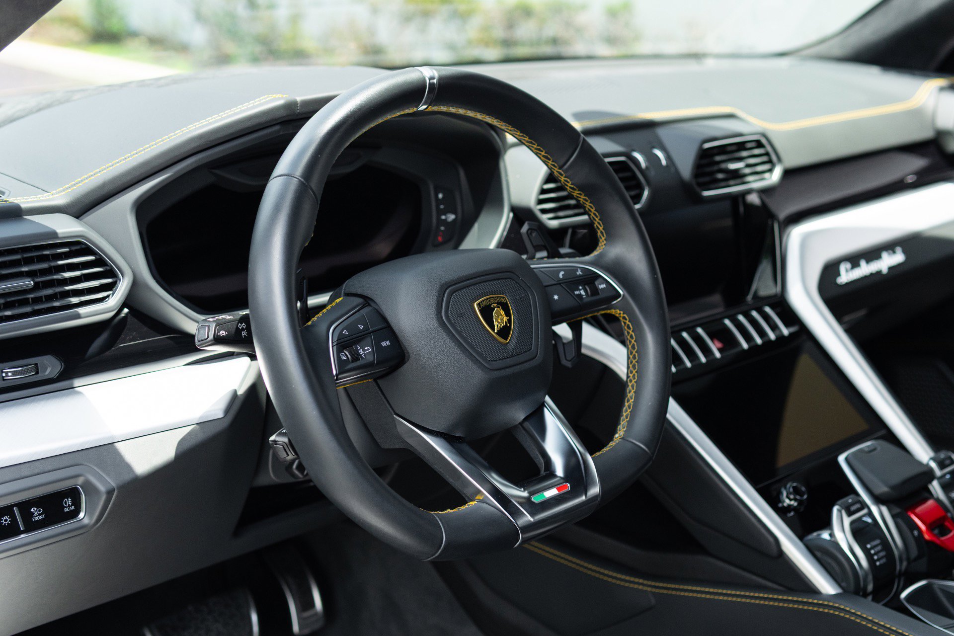 Used 2022 Lamborghini Urus AWD/4WD image 5