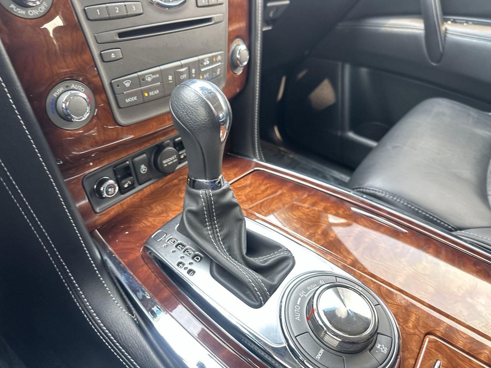 Used 2017 INFINITI QX80 4WD w/ Deluxe Technology Package image 30