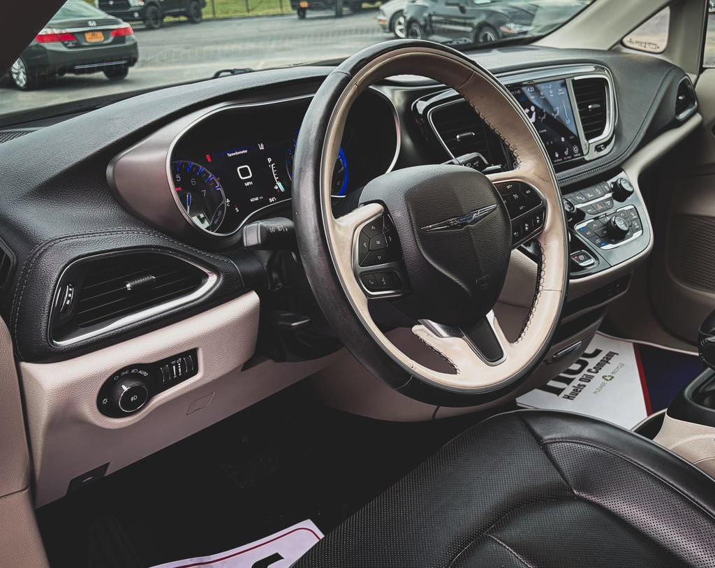 Used 2019 Chrysler Pacifica Limited w/ Advanced Safetytec Group FWD image 2