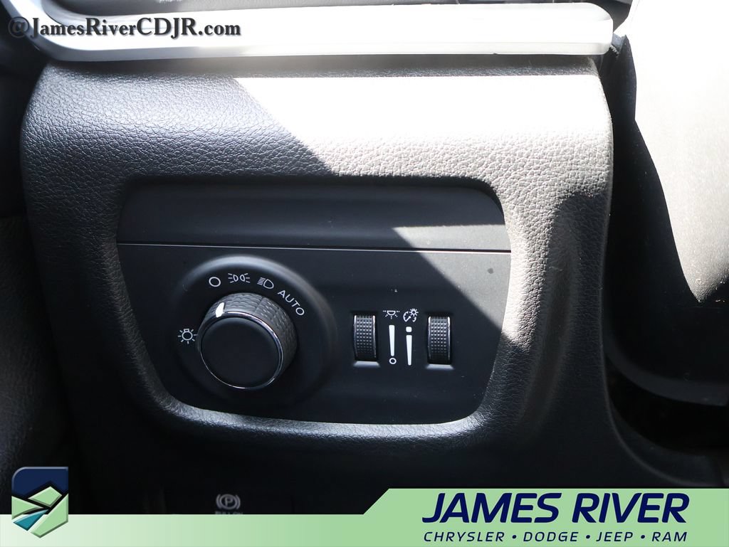 Used 2024 Jeep Grand Cherokee Laredo RWD image 30
