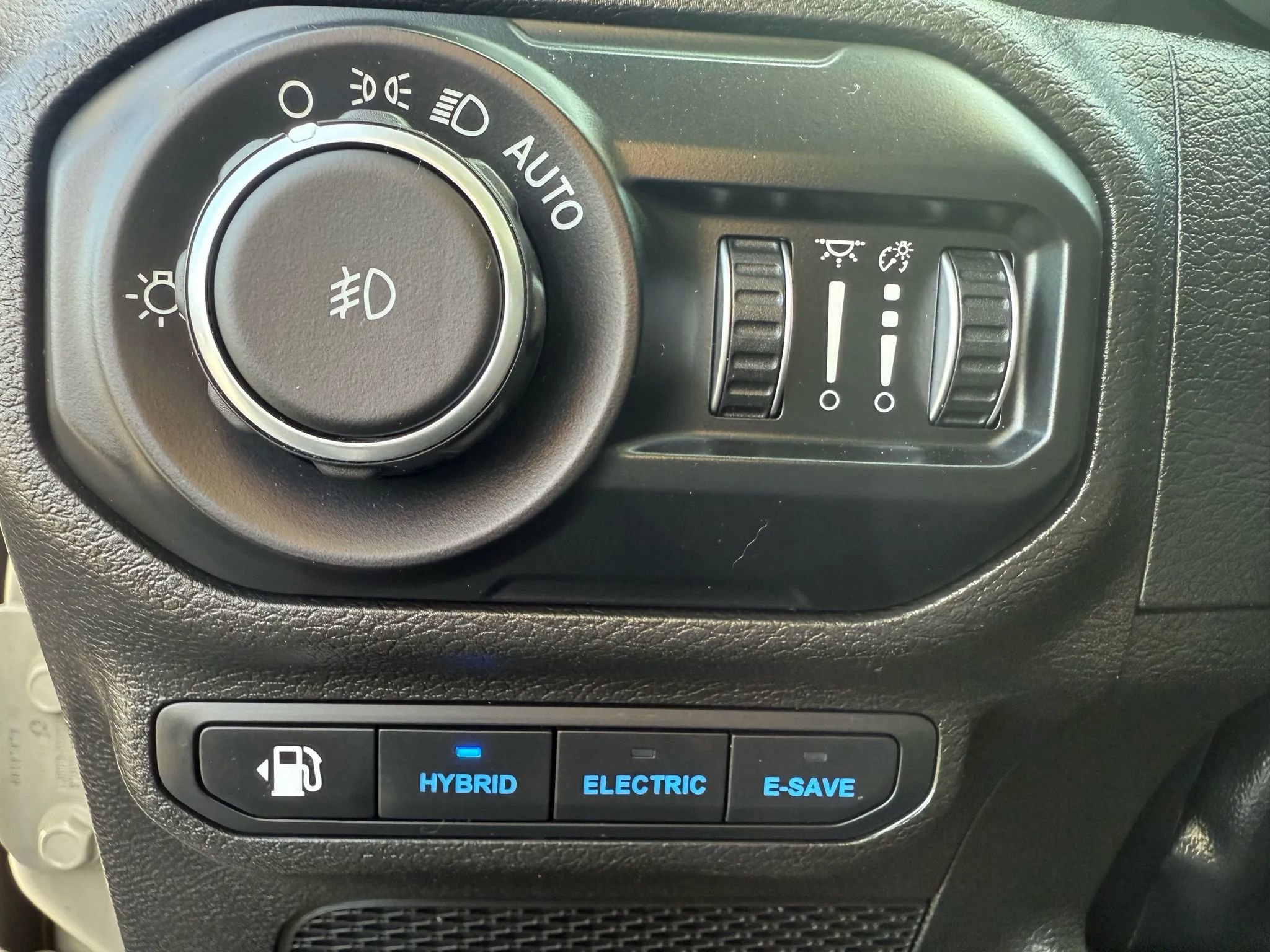 Used 2022 Jeep Wrangler Unlimited Sahara w/ Cold Weather Group image 18