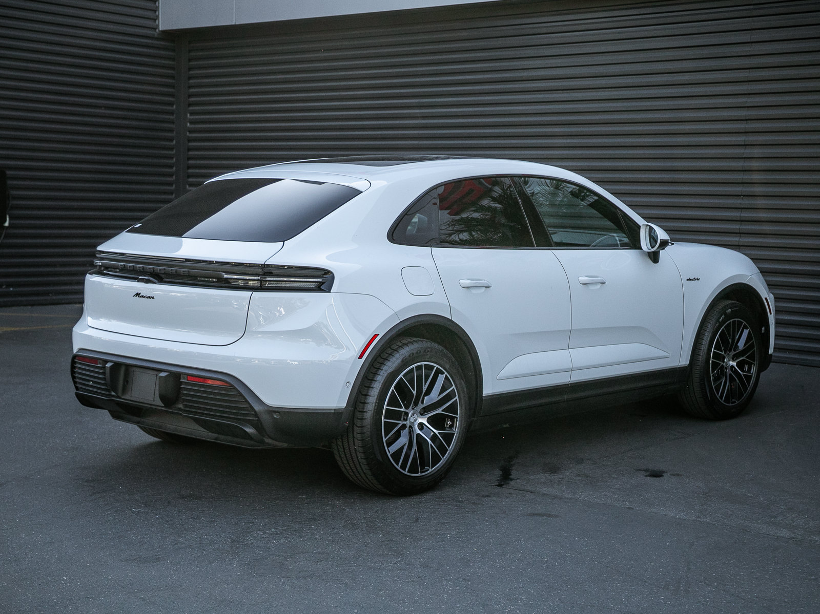 Certified 2025 Porsche Macan Electric RWD image 10