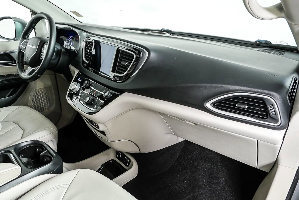 Used 2018 Chrysler Pacifica Touring-L image 26