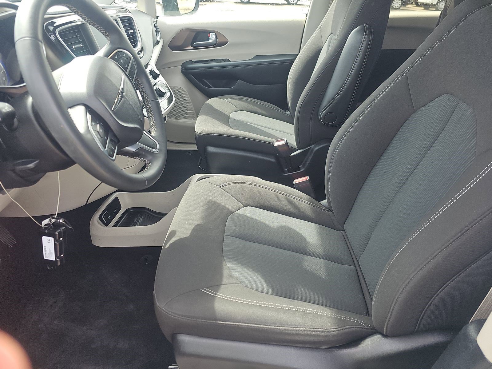 Used 2023 Chrysler Voyager LX image 10