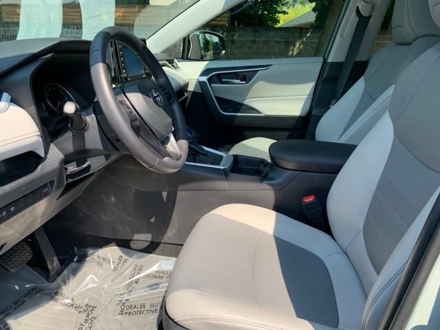 Used 2020 Toyota RAV4 XLE Premium FWD image 13
